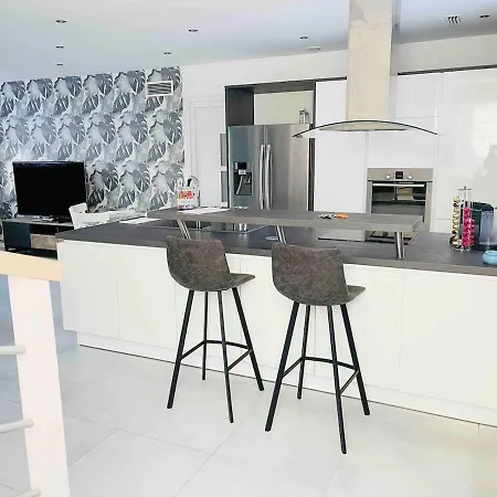 펜션 Maison Cosy Avec Jardin & Piscine Chauffee